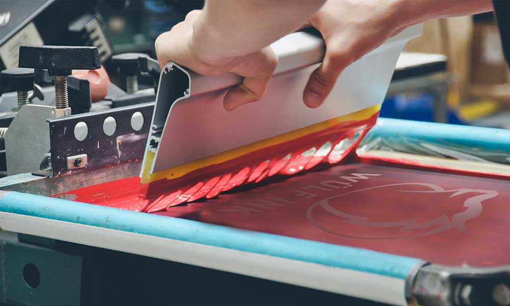Memahami Kelebihan Sablon Manual dalam Dunia Percetakan