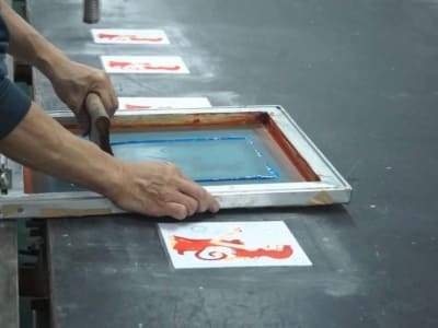 Bagaimana Proses Kaos Sablon Menggunakan Sablon Manual?